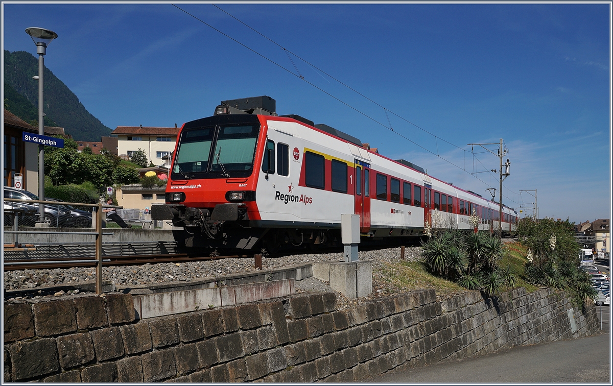 Im Bahnhof von St-Gingolph wartet ein Walliser Regio Alp Domino auf die Abfahrt als Regionalzug 6115 nach Brig. Zwischen der Ankunft um xx:06 und der Rückfahrt um xx:52 ist die Wendezeit äusserts grosszügig bemessen, so dass fast immer ein Zug im Bahnhof von St-Gingolph (Suisse) steht.

24. Juni 2019