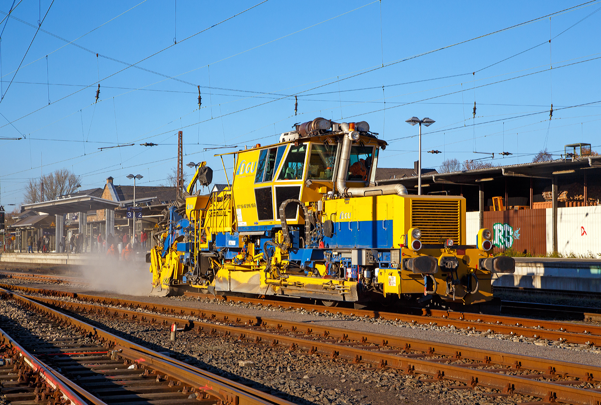 
Im Einsatz die Plasser & Theurer Schnellschotterplaniermaschine SSP 110 SW (Schweres Nebenfahrzeug Nr. 97 16 46 516 18-9; EBA 04 B09 B017) der DGU - Deutsche Gleisbau-Union am 17.11.2018 beim Bahnhof Kreuztal.

Der Schotterpflug wurde 2007 von Plasser & Theurer unter der Masch. Nr. 840 gebaut.

TECHNISCHE DATEN der SSP 110 SW:
Spurweite: 1.435 mm
Eigengewicht: 44 t
zul. Anhängelast: 40 t
Länge über Puffer: 17.230 mm
Achsabstand: 8.100 mm
Achsanzahl: 2 (große Räder)
Motorleistung: 400 kW
Höchstgeschwindigkeit: 100 km/h
Kleinster befahrbarer Radius: 120 m
zul. Streckenklasse: D4 oder höher
Zur Mitfahrt zugel. Personen: 3
