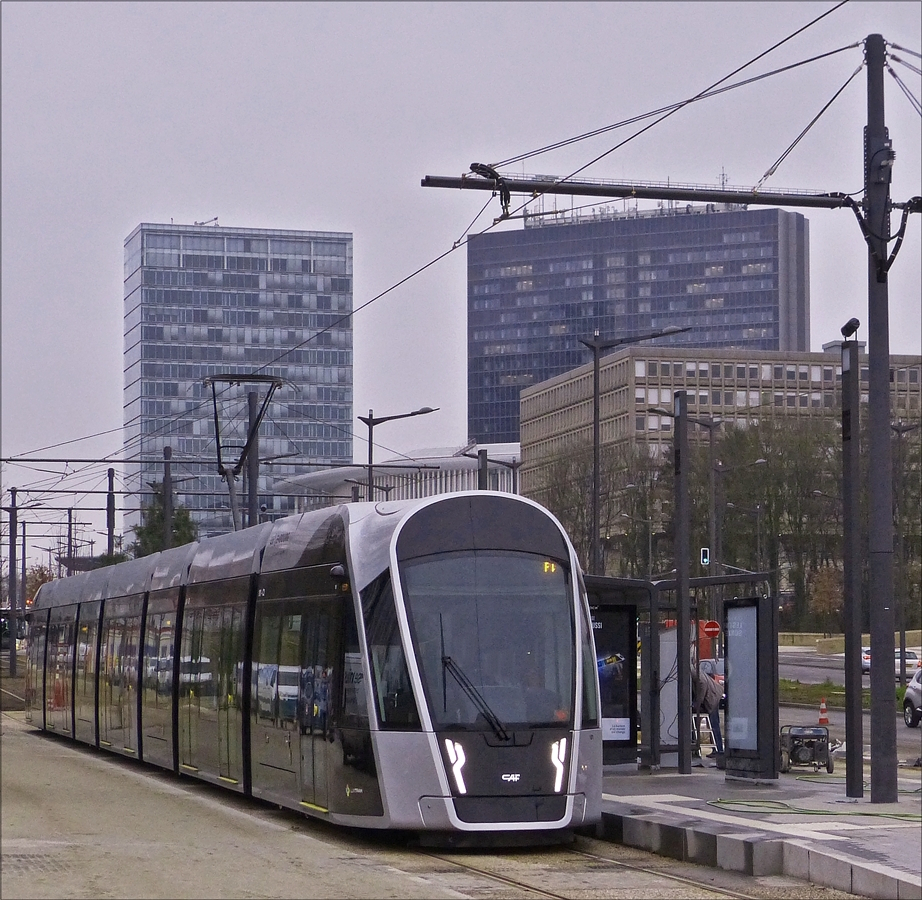 Im Moment noch im Probebetrieb, ab dem 10.12.2017 um 13 Uhr nimmt der Tram in Luxemburg den offiziellen Betrieb auf.
Noch mit hochgefahrenem Stromabnehmer erreicht die Tram die Haltestelle Pfaffental – Roud Breck.  07.12.2017  (Hans)
