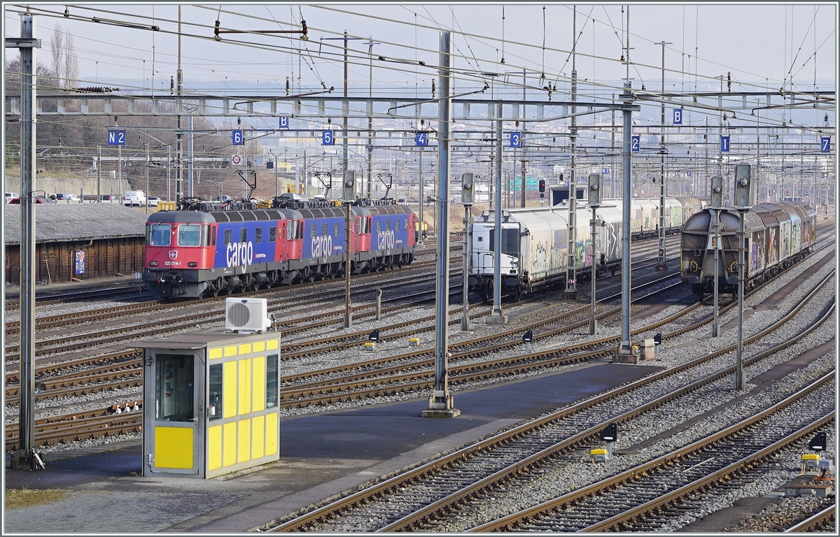 Im Rangierbahnhof warten drei SBB Re 6/6 auf ihren nächsten Einsatz: die SBB Re 6/6 11614 (Re 620 014-1)  Meilen, die SBB Re 6/6 11671 (Re 620 071-1)  Othmarsingen  und die SBB Re 6/6 11662 (Re 620 062-9)  Reuchenette-Péry . 

4. Februar 2022
