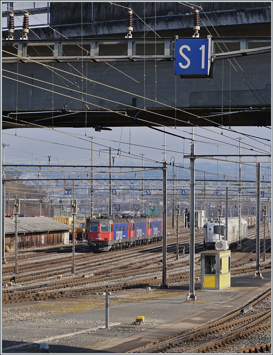Im Rangierbahnhof warten drei SBB Re 6/6 auf ihren nächsten Einsatz: die SBB Re 6/6 11614 (Re 620 014-1)  Meilen, die SBB Re 6/6 11671 (Re 620 071-1)  Othmarsingen  und die SBB Re 6/6 11662 (Re 620 062-9)  Reuchenette-Péry , als eine etwas abgeänderte Variante.

4. Feb. 2022