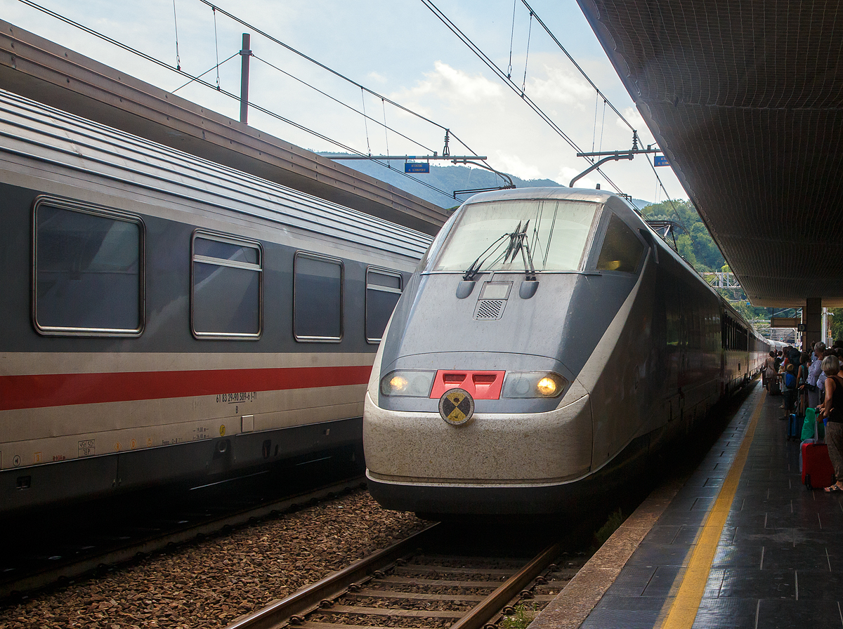 Im Sandwich zweier E.414 (ehemalige Triebköpfe E.404 A der ersten ETR 500 – Monotensione) erreicht am 23.07.2022 der Trenitalia InterCity IC 666 (La Spezia Centrale - Milano Centrale) den Bahnhof Levanto.

Wir fuhren bis Genova mit und genossen die Ausblicke auf die Italienische Riviera. Dieser Zug ist wie die anderen italienischen Fernzüge Reservierungspflichtig.
