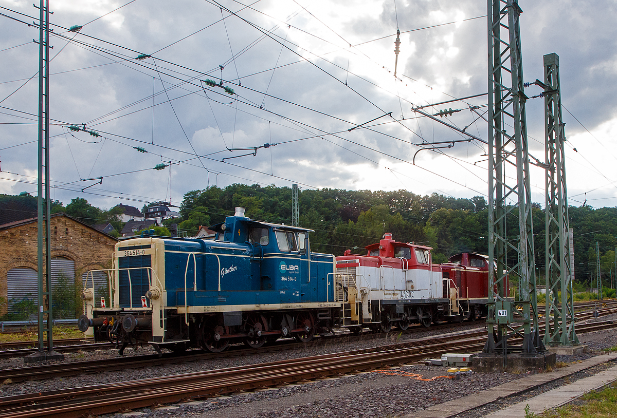 Im schlepp der 211 041-9 der NeSa (Eisenbahn-Betriebsgesellschaft Neckar-Schwarzwald-Alb mbH, Rottweil), ex DB V 100 1041, durch den Bahnhof Betzdorf (Sieg) in Richtung Köln am 25.06.2022, zwei V60 der leichten Ausführung mit Funkfernsteuerung (BR 364) der ELBA Logistik GmbH (Backnang).

Vorne die rot-weiße 364 847-4, Lebenslauf siehe vorheriges Bild.

Am Schuß die 364 514-0  Günther“ (98 80 3364 514-0 D-ELBA) sie wurde 1959 von der Friedrich Krupp AG in Essen unter der Fabriknummer 3937 gebaut und als DB V 60 514 an die Deutsche Bundesbahn geliefert. 1968 erfolgte die Umzeichnung in DB 260 514-5, Zum 01.10.1987 wurde sie, wie alle V60, zur Kleinlok und somit zur DB 360 514-4. Im Jahr 1995 erfolgte der Umbau bzw. die Ausrüstung mit Funkfernsteuerung und sie wurde dadurch zur DB 364 514-0. Die Ausmusterung bei der DB erfolgte 2004 und sie wurde an die „Die Bahnmeisterei“ in Dörzbach verkauft, 2012 ging sie an die ELBA Logistik GmbH in Backnang.
