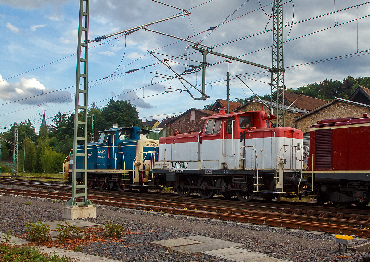 Im schlepp der 211 041-9 der NeSa (Eisenbahn-Betriebsgesellschaft Neckar-Schwarzwald-Alb mbH, Rottweil), ex DB V 100 1041, durch den Bahnhof Betzdorf (Sieg) in Richtung Köln am 25.06.2022, zwei V60 der leichten Ausführung mit Funkfernsteuerung (BR 364) der ELBA Logistik GmbH (Backnang).

Vorne die rot-weiße 364 847-4 (98 80 3364 847-4 D-ELBA), sie wurde 1959 von Krauss-Maffei in München-Allach unter der Fabriknummer 18609 gebaut und als DB V 60 847 an die Deutsche Bundesbahn geliefert. 1968 erfolgte die Umzeichnung in DB 260 847-9, Zum 01.10.1987 wurde sie, wie alle V60, zur Kleinlok und somit zur DB 360 847-8. Im Jahr 1991 erfolgte der Umbau bzw. die Ausrüstung mit Funkfernsteuerung und sie wurde dadurch zur DB 364 847-4. Die Ausmusterung bei der DB erfolgte 2007 und sie wurde 2008 an die Johann Walthelm GmbH in Eisenach verkauft, wo sie als 364 847-4 „Johanna 01“ (98 80 3364 847-4 D-JW) fuhr, nach Insolvenz ging sie 2013 kurz an die Backerbau GmbH und 2014 an die ELBA Logistik GmbH in Backnang.

Dahinter in ozeanblau/beige die 364 514-0  Günther“, Lebenslauf siehe nächstes Bild.
