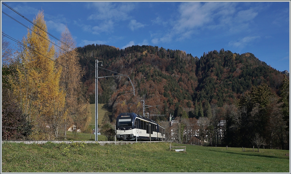 Im spätherbstlichen Licht verlässt der MOB Alpina ABe 4/4 9303 mit ihrem Zug Les Avants. Am Schluss des Zuges läuft die hier nicht zu sehende Ge 4/4 8004 mit.

13. November 2020