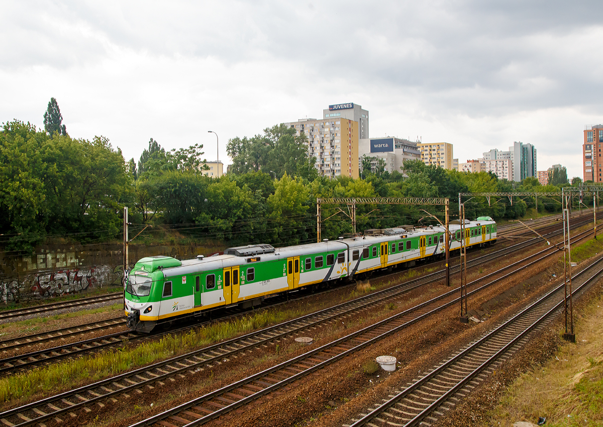 
Im Vergleich die Modernisierungsvariante EN57-AKM....
Der EN57AL - 1604 (94 51 2 120 309-1 PL -KMKOL) der Koleje Mazowieckie (Masowische Eisenbahnen), erreicht am 26.06.2017 bald als Regionalzug den Bahnhof Warszawa Ochota. Dieser EN57 (Pafawag vom Typ 5B/6B) wurde zwischen 2013 und 2014 von Newag und ZNTK MM modernisiert.