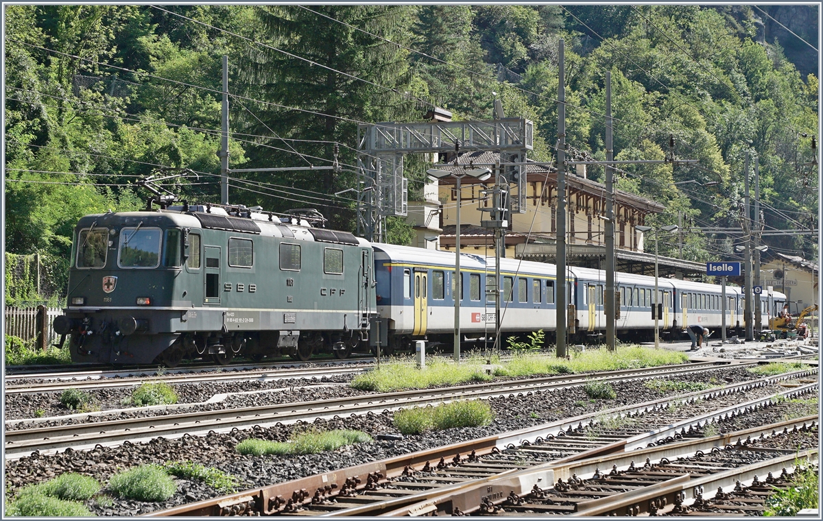 Immerhin, die  grosse  Kamera konnte ich zumindest für den einfahrenden IR 3219 von Brig bei der Einfahrt in Iselle nutzen. 

Die SBB Re 4/4 II 11161 führte folgende Reisewagen nach Iselle: A 50 85 18 35 028-1, B 5085 20 35 265-1, B 50 85 20 316-2 und dem BDt 50 85 82 33 923-2.

Interessanterweise verkehrt der Zug als IR, wird aber in Iselle als  treno locale  angekündigt. 

19. August 2020