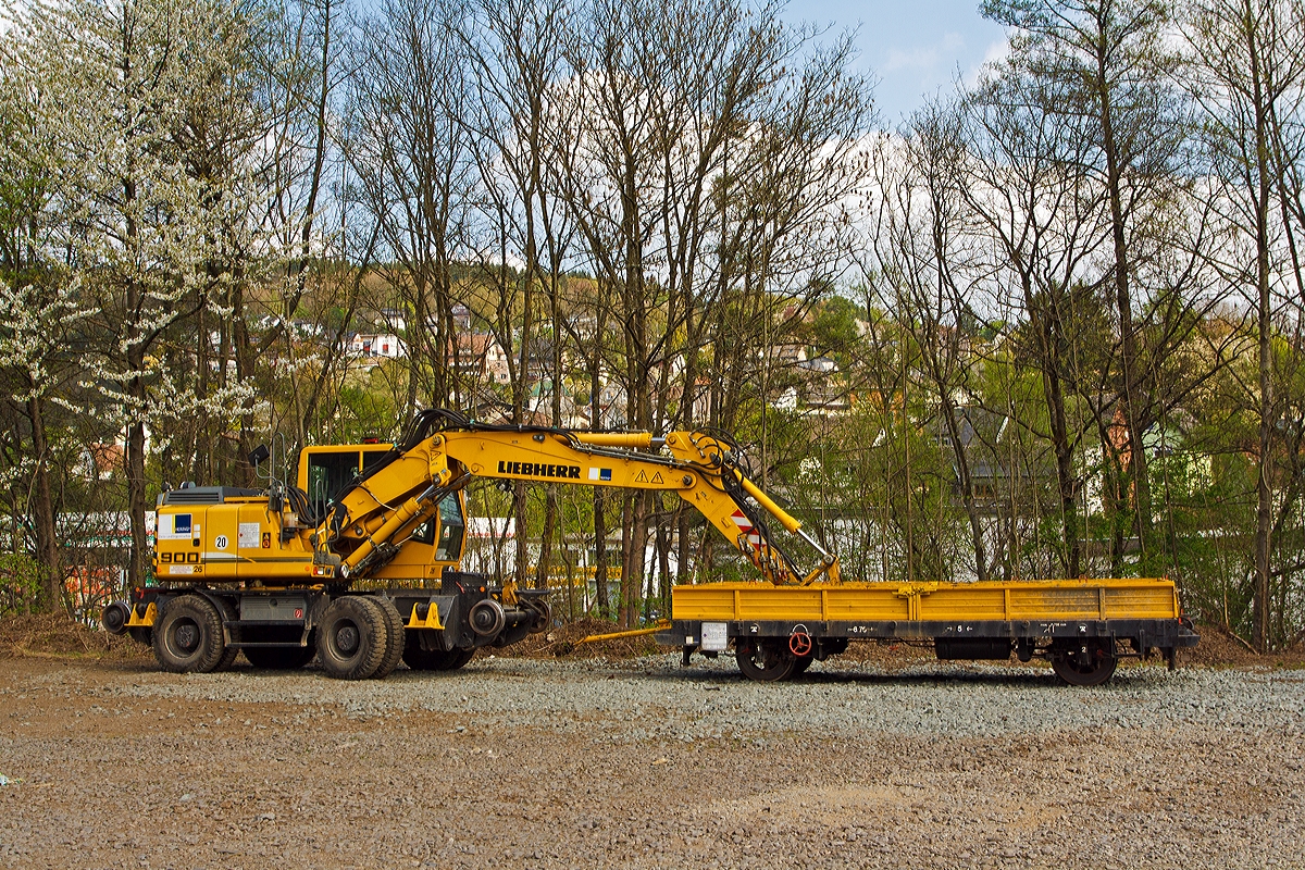 
In Betzdorf/Sieg am 12.04.2014 abgestellt: 
Der Liebherr A 900 C ZW Li / 1031 Zweiwegebagger (Nr. 26) mit Vier-Punkt-Abst�tzung und der Gleiskraftwagenanh�nger Kla 003, beide von der Hering Bau GmbH und Co. KG aus Burbach-Holzhausen.  

Der Zweiwegebagger hat die Kleinwagen-Nr. 97 51 04 511 60-8), er hat ein Eigengewicht von 22,5 t, eine Anh�ngelast von 120 t und eine H�chstgeschwindigkeit von 20 km/h (in Weichen und Kreuzungen beschr�nkt auf 10 km/h), er hat eine Kfz -Bremse und eine Waggonbremsanlage. 

Der Gleiskraftwagenanh�nger Kla 003 hat die Kleinwagen-Nr. 03 0690 5, der Anh�nger wurde 1977 vom  AW Bremen unter der Fabriknummer 065 gebaut. 
Technische Daten von dem Kla 003: 
Spurweite: 1.435 mm 
L�nge �ber Kupplung: 6.700 mm 
Achsabstand: 5.000 mm 
Eigengewicht: 4.200 kg 
Nutzlast: 10.000 kg 
Anh�ngelast: 32.000 kg 
H�chstgeschwindigkeit: 70 km/h 
Bremse: WA Di 
