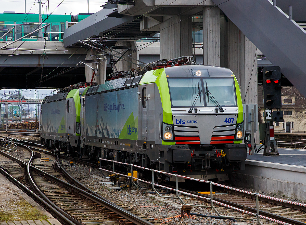 
In Doppeltraktion erreichen zwei Siemens Vectron MS der BLS Cargo, die BLS Cargo 407 (91 85 4475 407-3 CH-BLSC) und die BLS Cargo 406 (91 85 4475 406-5 CH-BLSC) am 28.12.2017 den Bahnhof Weil am Rhein, hier werden sie einen G�terzug �bernehmen und weiter in Richtung S�den ziehen. 

Beide Vectron MS wurden 2017 von Siemens gebaut, die BLS 406 unter der Fabriknummer 22067und die BLS 407 unter der Fabriknummer 22068. Sie haben die Zulassungen (200 km/h H�chstgeschwindigkeit) f�r die Schweiz, Deutschland, �sterreich, Italien und die Niederlade. 

Die Entwicklung der Siemens Lokomotive Vectron basiert auf den Erfahrungen der erfolgreichen EuroSprinter beziehungsweise deren Weiterentwicklung Siemens ES 2007 (NMBS/SNCB-Reihe 18/19) ersetzt. Ausgereifte und bew�hrte Technik ist mit Flexibilit�t und Modularit�t kombiniert. Die Vectron Lokomotive ist f�r die vielf�ltigsten Verkehrsaufgaben konzipiert. Ob im nationalen oder grenz�berschreitenden Verkehr, ob im Personen- oder G�terverkehr. Es werden vier elektrische Versionen und eine dieselelektrische Version der Lokomotivplattform angeboten. Die hier gezeigten Vectron Lokomotiven sind als MS – Lokomotiven (Mehrsystemlok mit 6.400 kW Leistung) konzipiert.

Die �u�ere Gestaltung der Vectron-Lokomotiven unterscheidet sich nur wenig von der der Siemens ES 2007; insbesondere wird das der Crashnorm entsprechende Kopfmodul bis auf einige Detail�nderungen, etwa R�ckblickkamera statt Seitenfenster, �bernommen. Innen ist der neue Typ hingegen komplett anders aufgebaut. Der Maschinenraum besitzt im Gegensatz zur Bombardier TRAXX einen geraden Mittelgang, an dessen Seiten alle Komponenten einen festen Platz haben. In einem unter dem Boden verlaufenden Kanal verlaufen die Steuerleitungen und Druckluftrohre. Die Rads�tze werden �ber gefederte Ritzel-Hohlwellen angetrieben.

Der Vectron unterst�tzt mit einer optimierten Systemauslegung und vielf�ltigen Funktionen f�r energieoptimales Abstellen. Der elektrische Vectron erm�glicht eine erh�hte elektrische Bremskraft von 240 kN. Die r�ckgewonnene Energie wird hocheffizient f�r die Versorgung von Hilfsbetrieben genutzt bzw. und wo m�glich ins Netz zur�ckgespeist. 

Technische Daten, der Vectron MS  (BLS Re 475)
Spurweite: 1.435 mm
Achsformel: Bo'Bo'
L�nge �ber Puffer: 18.980 mm
Drehzapfenabstand: 9.500 mm
Achsabstand im Drehgestell: 3.000 mm
Breite: 3.012 mm
H�he:  4.248 mm
Raddurchmesser :  1.250 mm (neu) / 1.160 mm (abgenutzt)
Gewicht:  90 t
Spannungssysteme: AC 25 kV, 50 Hz;  AC 15 kV, 16,67 Hz; DC 3 kV und DC 1,5 kV
Max. Leistung am Rad:  6.400 kW
Leistungsfaktor:  nahe 1
H�chstgeschwindigkeit: 200 km/h
Anfahrzugskraft:  300 kN
Dauerzugkraft:  250 kN
Elektrische Bremskraft: 240 kN
Kraft�bertragung: Ritzelhohlwellenantrieb
Lichtraumprofil: UIC 505-1
