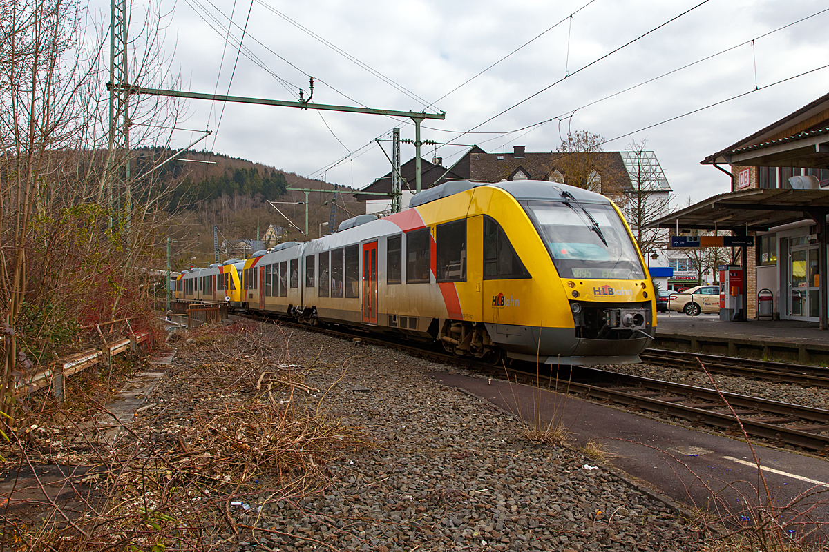 
In Doppeltraktion fahren die Dieseltriebzüge VT 265 (95 80 0648 165-8 D-HEB /95 80 0648 665-7 D-HEB) und VT 263 (95 80 0648 163-3  D-HEB / 95 80 0648 663-2 D-HEB) zwei gekoppelte Alstom Coradia LINT 41 der HLB Hessenbahn GmbH am 06.03.2015 als RB 95  Sieg-Dill-Bahn  Dillenburg - Siegen - Au/Sieg in den Bahnhof Betzdorf/Sieg ein.

Bald wird diese Aufnahme nicht mehr möglich sein, denn dann würde ich hier im Gleisbereich wieder stehen. Da Gleis 107 wird 2015 wieder in Betzdorf eingebaut, und der Triebzug würde dann wieder über eine Weiche fahren. Die ersten Arbeiten, das Einzeichnen und Freimachen, haben schon begonen.
