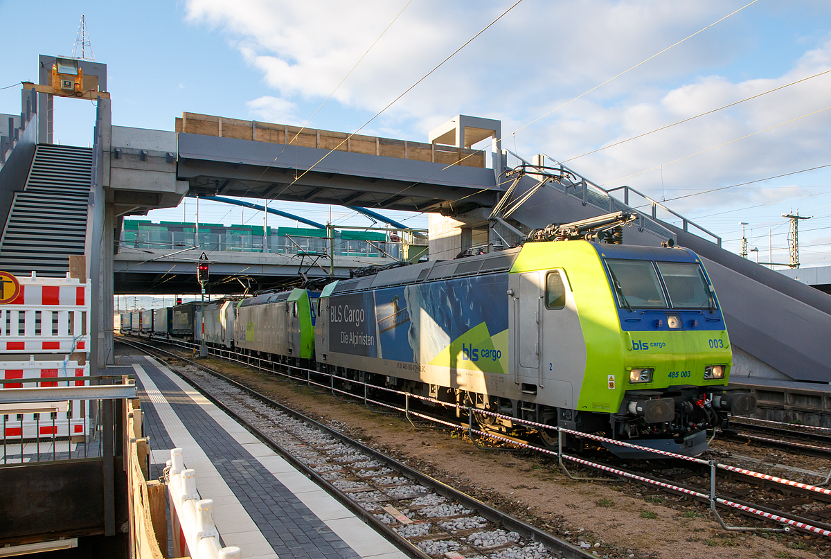 In Dreifachtraktion erreichen die beiden BLS Cargo Re 485 003-8, 485 014-5 und die von Railpool angemietete 186 103-8 mit einem LKW WALTER Ganzzug (Kombiverkehr) am 29.12.2017 den Bahnhof Weil am Rhein. Hier werden die beiden Re 485 abgekuppelt und die 186 103-8 zieht den Zug alleine weiter in Richtung Norden. 

Die Loks im Einzelnen sind: 
91 85 4485 003-8 CH-BLSC, Bombardier 33548, Baujahr 2003, Typ TRAXX F140 AC1
91 85 4485 014-5 CH-BLSC, Bombardier 33675, Baujahr 2004, Typ TRAXX F140 AC1
91 80 6186 103-8 D-Rpool, Bombardier 34317, Baujahr 2007, Typ TRAXX F140 MS. Die BLS Cargo bezeichnet sie auch als 186 „DACHINL“, da sie den kompl. Rhein-Alpen-Korridor befahren kann. DACHINL = Deutschland, �sterreich, Schweiz, Italien und Niederlande

Die Re 485er Loks (TRAXX F140 AC1) sind reine (AC) Wechselstromloks (15000 V, 16.7 Hz AC) und haben nur die Zulassungen f�r die Schweiz und Deutschland. Sie haben aber 4 Stromabnehmer, je zwei breite Stromabnehmer mit 1.950 Millimeter breiten Wippen f�r Deutschland und zwei schmalere Stromabnehmer mit 1450 Millimeter breiten Wippen f�r die Schweiz. Ihre Leistung betr�gt wie bei der TRAXX F140 MS auch 5.600 kW bzw. 7.600 PS. 
So laufen hier 22.800 PS ein.


Die Loks im Einzelnen sind: 
91 85 4485 003-8 CH-BLSC, Bombardier 33548, Baujahr 2003, Typ TRAXX F140 AC1
91 85 4485 014-5 CH-BLSC, Bombardier 33675, Baujahr 2004, Typ TRAXX F140 AC1
91 80 6186 103-8 D-Rpool, Bombardier 34317, Baujahr 2007, Typ TRAXX F140 MS. Die BLS Cargo bezeichnet sie auch als 186 „DACHINL“, da sie den kompl. Rhein-Alpen-Korridor befahren kann. DACHINL = Deutschland, �sterreich, Schweiz, Italien und Niederlande