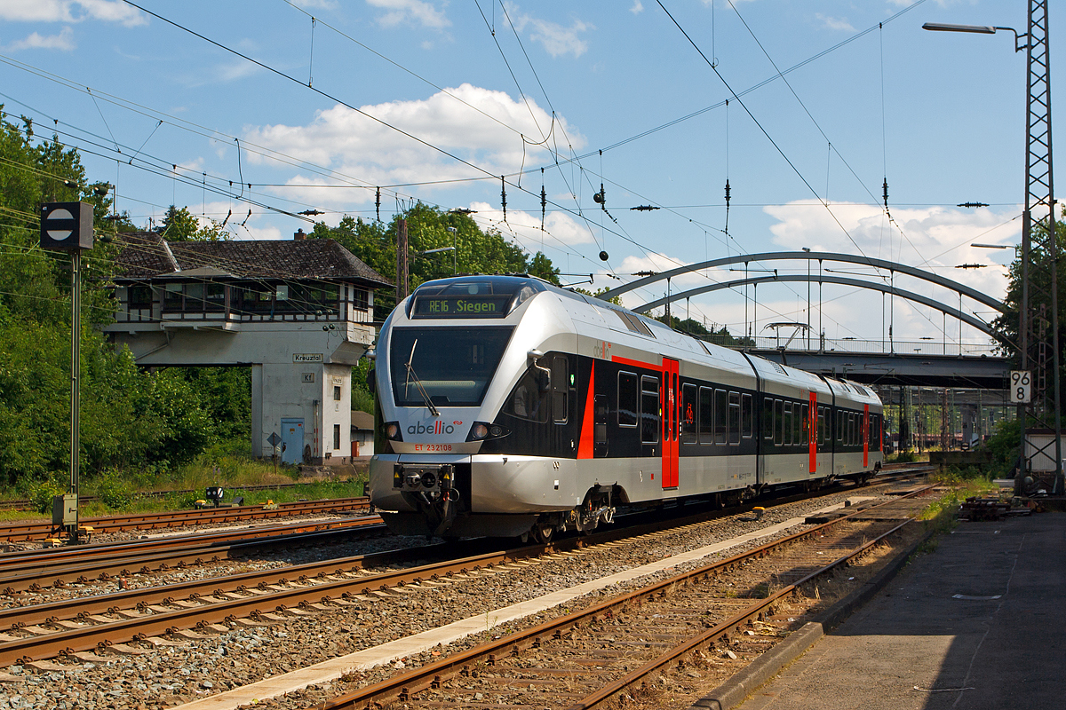 
In einem etwas neuen Outfit (rote Türen) und mit neuer Fahrzeugbezeichnung....
Der ET 232108  Finnentrop   (94 80 0427 107-8 D-ABRN / 94 80 0827 107-4 D-ABRN / 94 80 0427 607-7 D-ABRN), ex ET 23008, ein 3-teiliger Stadler Flirt der Abellio Rail NRW GmbH fährt am 12.07.2014 als RE 16  Ruhr-Sieg-Express  (Essen - Hagen - Siegen) von Kreuztal weiter in Richtung Siegen. 

Diese Fahrzeuge hat die Abellio über die CBRail Ltd. geleast.