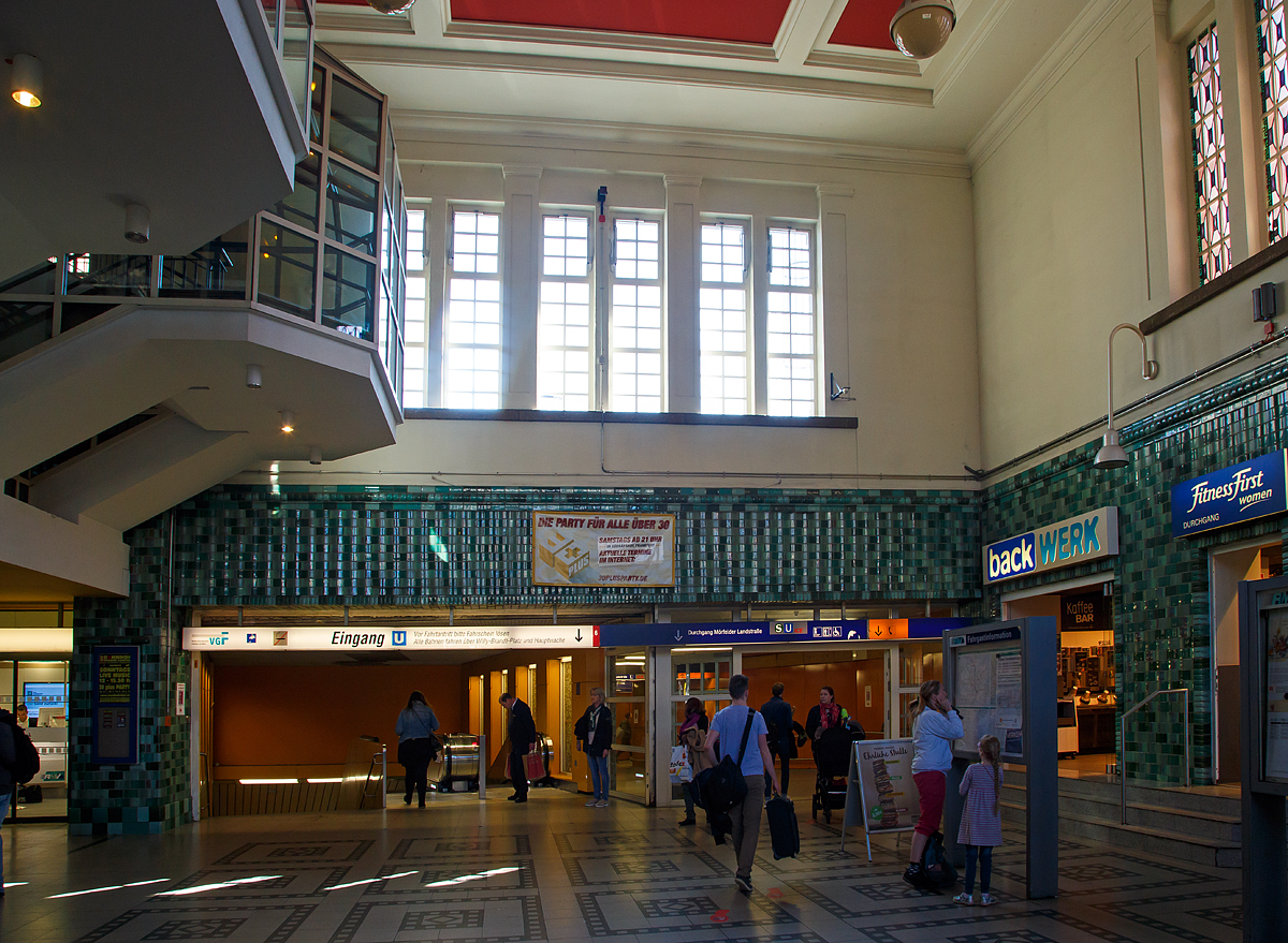 
In der Empfangshalle vom Bahnhof Frankfurt (Main) Süd am 07.04.2018, rechts geht es zu den Gleisen, links geht es hinunter zur U-Bahn.