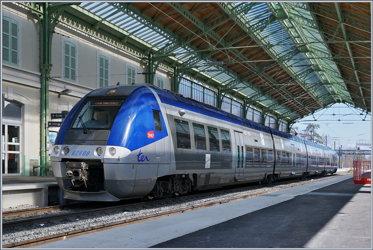 In Evain steht der Z 82608 nach Lyon Part Dieu zur Abfahrt bereit. Bei genauerem Hinschauen, erkennt man im Hintergrund, wenn auch nur sehr schwach, die Waadtländer Alpen bei Montreux/Aigle. 

23. März 2019