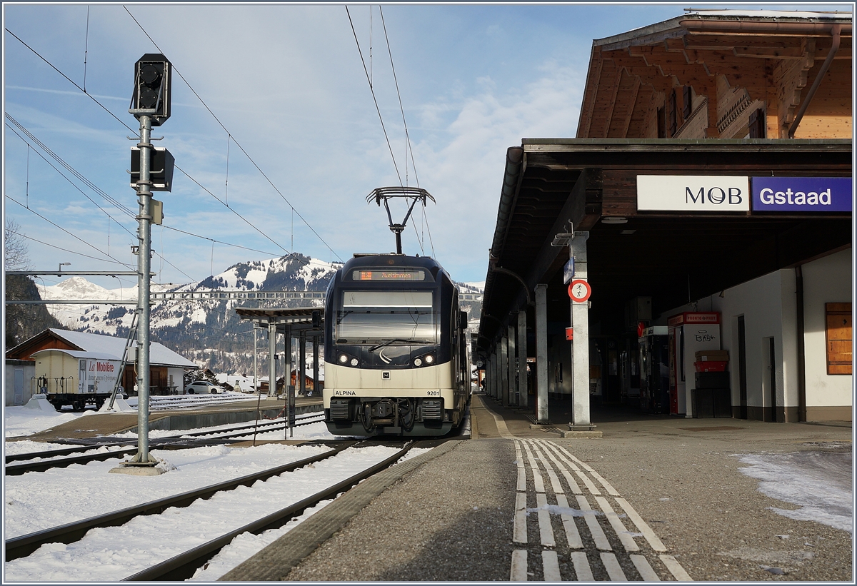 In Gstaad wartet der MOB Be 4/4 9201 mit seinem  Belle Epoque  Zug und einem weiteren  Alpina  am Zugschluss auf die Weiterfahrt nach Zweisimmen. 

6. Februar 2020