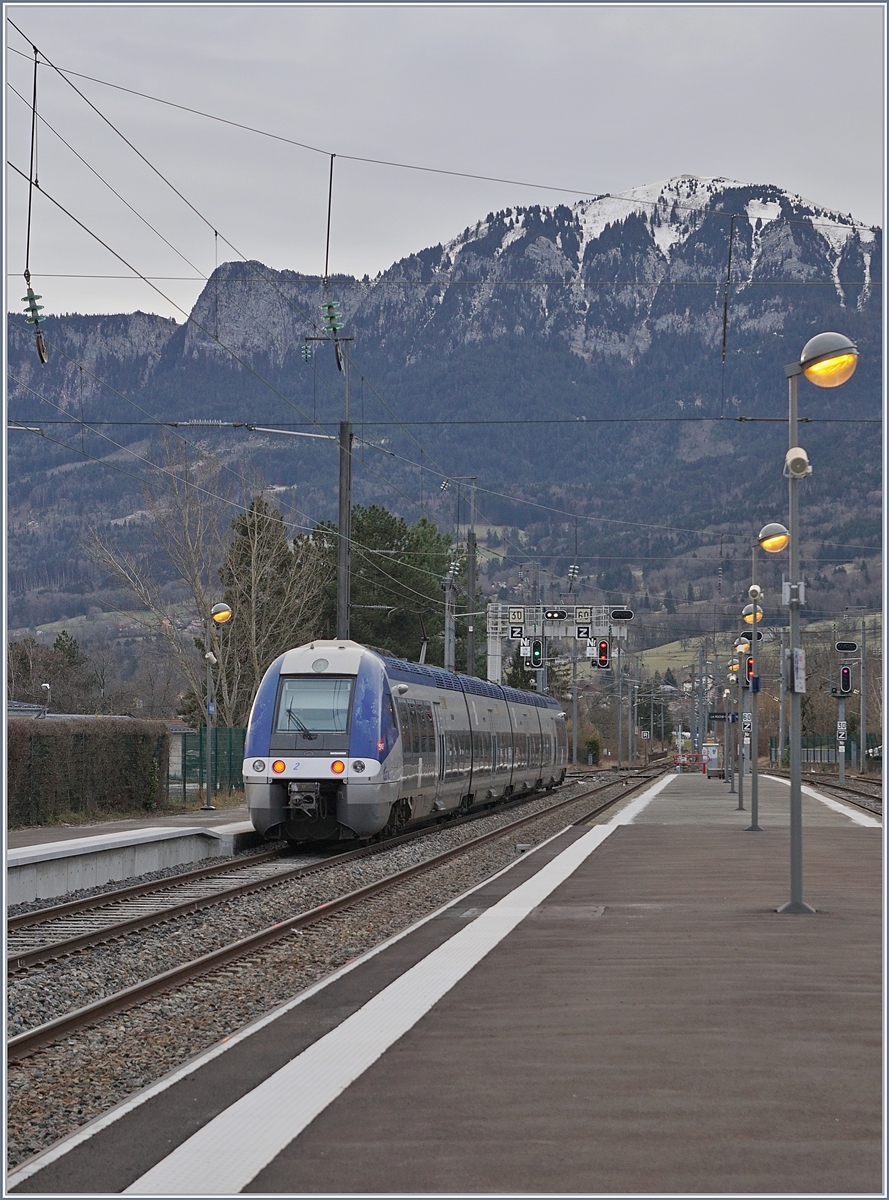 In La Roche sur Foron trennt sich die von Annemasse gekommene Strecke in einen Ast nach St-Gervais-Les-Bains-Le-Fayete (mit Schmalspuranschluss nach Chamonix und Martigny) und in die Weiterführung der Stammstrecke in Richtung Annecy. Der Léman Express bedienet im Stundentankt (z.T. mit TER und Bus-Verbindungen) die beiden Strecken, zudem verkehren am Morgen und Abend in Lastrichtung drei TER Zugspaare von St-Gervais nach Annecy mit Fahrtrichtungswechsel in La Roche-sur-Foron.

Im Bild: Der SNCF Z 27534 als TER nach Annecy. 

13. Feb. 202