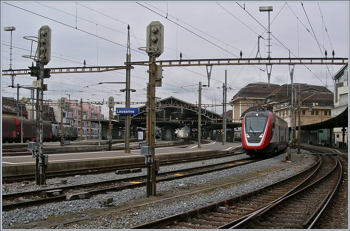 In Lausanne stand der Mini Twindexx RABe 502 403-4 (UIC 94 85 0 502 403-4 CH-SBB und ein 94) IC Twindexx für Testfahten der Vielfachsteuerung. Wie man sieht, stösst bei einem so langen Zug nicht nur Bahnhof an seine Grenzen, sondern auch meine kleine Knipse.
10. Nov. 2017