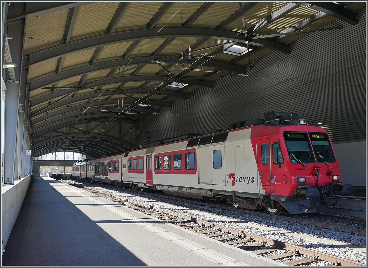In Le Brassus wartet der TRAVYS RBDe 560 384 (UIC RBDe 560 DO TR 94 7 560 384-0 CH-TVYS) mit dem Zwischenwagen B NPZ DO TR 50 85 29-43 384-1 CH-TVYS und dem Steuerwagen ABt NPZ DO TR 50 85 39-43 984-6 CH-TVYS als Regionalzug 6018 nach Vallorbe auf die Abfahrt.

Im Gegensatz zum  alten  Bahnhof liegt der  neue  Bahnhof gut 500 Meter östlicher und somit konnte ein Bahnübergang eingespart werden. Der neue Bahnhof ist zwar modern, hat durch das Hallendach aber trotzdem seinen eigenen Charme. 

Ein Bild des alten Bahnhof gibt es unter folgendem Link zur sehen: https://hellertal.startbilder.de/bild/schweiz~triebzuege~rbde-560-npz/590736/ein-travys-npz-im-alten-bahnhof.html

14. Nov. 2020