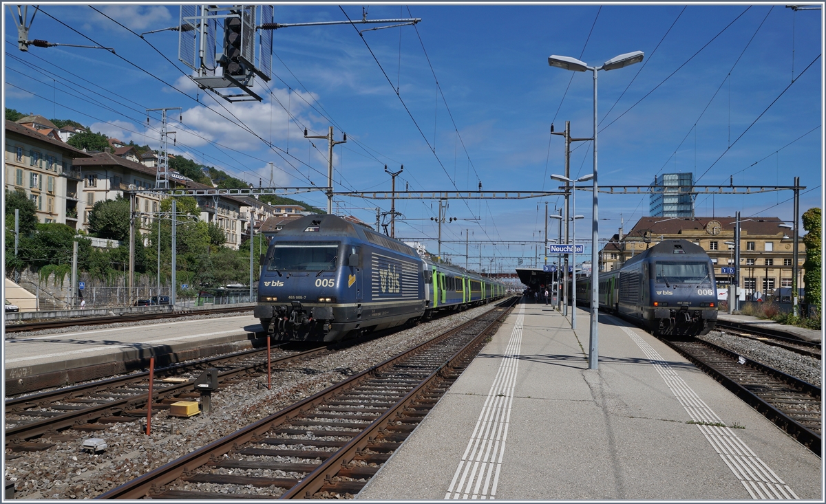 In Neuchâtel begegnen sich die beiden BLS Re 465 005 und 006 mit ihren RE Bern - La Chaux de Fonds und La Chaux de Fonds - Bern. 

3. Sept. 2020