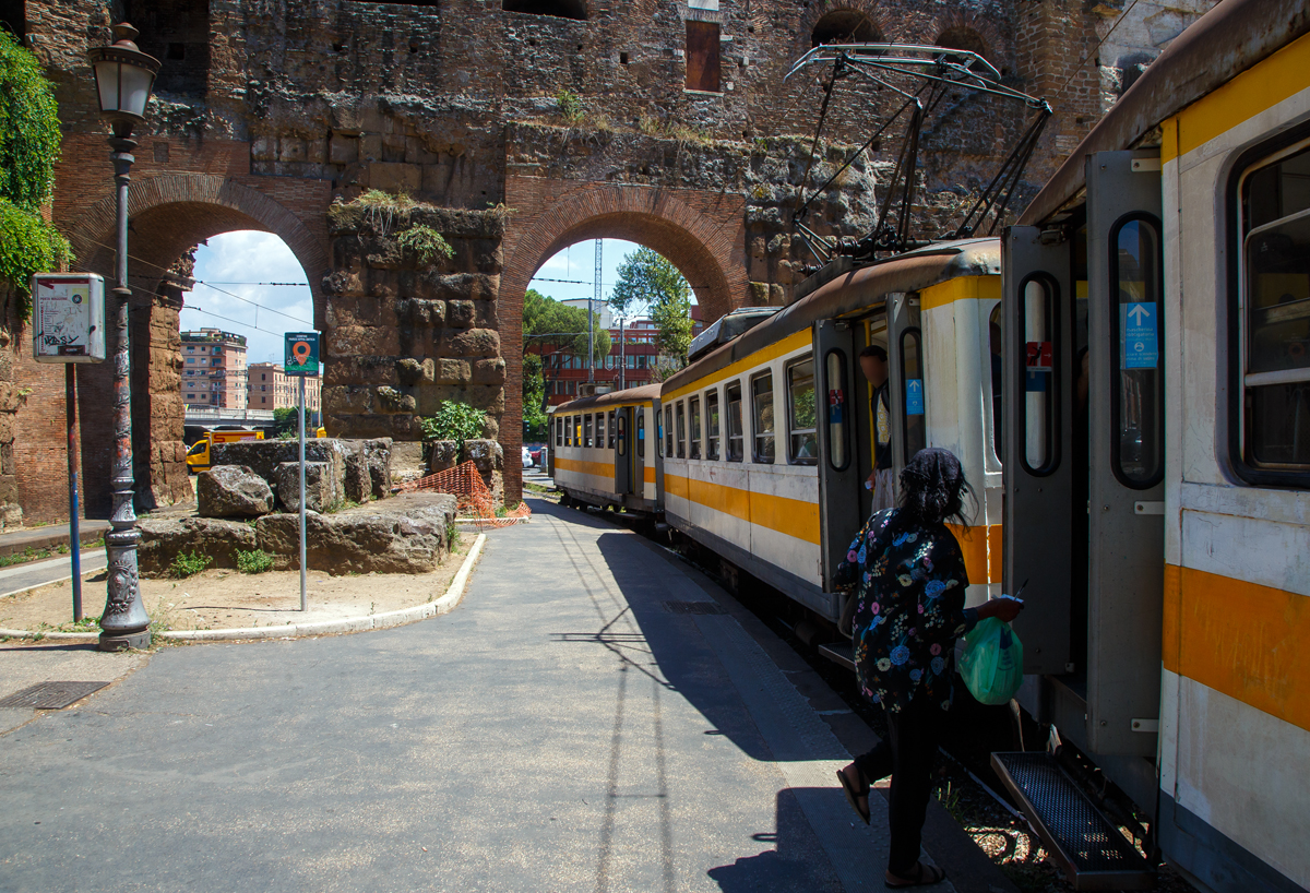 In Rom gibt es auch die schmalspurige Bahnstrecke Roma Laziali–Giardinetti (Nuova ATAC, Betriebsteil Ferrovie Lazali) in der Spurweite 950 mm. Die Schmalspurbahn ist heute ins Nahverkehrsnetz (Tramnetz) der italienischen Hauptstadt eingegliedert.

Hier ein Triebzug (Steuerwagen/ Triebwagen/Steuerwagen) der elektrischen Schmalspurbahn steht am 13.07.2022 an der Station Porta Maggiore zur Abfahrt nach Centocelle bereit.

Die Triebwagen der Baureihe EM 100 mit einem Führerstand werden zwischen zwei Steuerwagen der Baureihen RP 100 und RP 80 eingesetzt. Sie wurden zwischen 1958 und 1962 von den Hersteller ACOTRAL, MATER und Ranieri hergestellt. Die Triebwagen haben die Achsfolge Bo' Bo' und 4 Motoren mit 125 kW Leistung, der Elektrische Betrieb erfolgt unter 1.500 V-Gleichstrom. Nach Umbauten sind heute immer ein Triebwagen EM 100 und einer Steuerwagen RP 100 zu einer festen Einheit (Triebwagen) umgebaut und die elektrische Ausrüstung auf beide Wagenteile verteilt. So entstand ein Triebwagen der Achsfolge Bo' Bo' + 2' 2' (Be 4/8), wie hier der EM 106. Die Triebwagen/ -züge sind nicht klimatisiert, aber die Fenster lassen sich öffnen, aber bei über 35° bringt es wenig Abkühlung.

Die Bahn verkehrt vom Bahnhof Roma Laziali, am Ende des südlichen Flügels des Bahnhofs Termini, bis ins 6 km entfernte Centocelle. Früher bis ins 112 km entfernte Frosinone.

Die Bahn wurde von der Società Ferrovie Vicinali (SFV) in Spurweite 950 mm errichtet und von Anfang an elektrisch betrieben. Zunächst fuhr sie mit 1.650 Volt Gleichspannung, heute mit 1.500 Volt. Sie weist, außer dem Abschnitt im historischen Zentrum von Roms, ein vom Straßenraum getrenntes Gleisbett auf. Der Betrieb ähnelt allerdings dem einer Straßenbahn. Die niveaugleichen Bahnübergänge sind zahlreich. Der heute noch befahrene Teil der Strecke (6 km) wird von der ATAC betrieben, die am 1. Januar 2010 die frühere Betreibergesellschaft Metropolitana di Roma S.p.A. übernommen hatte. Die Strecke ist bis auf einen kurzen eingleisigen Abschnitt zwischen der Porta Maggiore und dem Haltepunkt Ponte Casilino, bei dem es sich um eine Gleisverschlingung handelte, zweigleisig ausgebaut. Das Betriebswerk und Depot befindet sich in Centocelle.

Mit Eröffnung der Linie C der römischen U-Bahn wurde die parallel verlaufende Bahnstrecke Roma Laziali–Giardinetti auf ihrer Rom zugewandten Seite bis zum Bahnhof Centocelle eingekürzt. Die Linie C der römischen U-Bahn verkehrt nun als Inselbetrieb zwischen Parco di Centocelle und Lodi. Der Bahnhof Parco di Centocelle der U-Bahn ist vom Bahnhof Centocelle der Schmalspurbahn etwa 500 m entfernt. Sobald die Linie C der U-Bahn bis ins Stadtzentrum geführt ist, ist leider mit der Betriebseinstellung der Schmalspurbahn zu rechnen.
