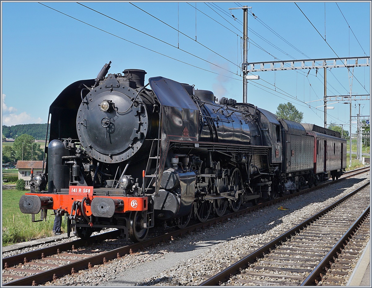 In Romont bekommt die SNCF 141 R 568 auf ihrer Rundfahrt von Vallorbe �ber Payerne, Bern und Lausanne noch einmal Wasser, zwar geht es bis Lausanne stetig bergab, doch ab Daillens gilt es die Jurah�hne zu �berwinden, um dann am Abend im Heimatdepot Vallorbe anzukommen.
Die Lok mit der Achsfolge 1-D-1 wurde 1945 von Baldwin gebaut, ist 137 Tonnen schwer und 100 km/h schnell. Bei der SNCF war die Lok im D�p�t Belfort beheimatet. Heute k�mmert sich die  Assocaiaton 141R568  um die Lok. 
2. Juni 2018