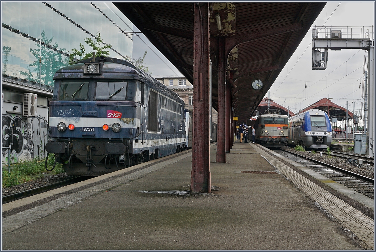 In Strasbourg, auf Gleis 33 zeigt sich die BB 67591 bei der Bereitstellung ihres TER 830716 nach Lauterbourg, in der Bildmitte, etwas im Hintergrund ist die SNCF BB 25664 und der Dieseltriebzug X 76664 (AGC-XGC) zu sehen.

28. Mai 2019