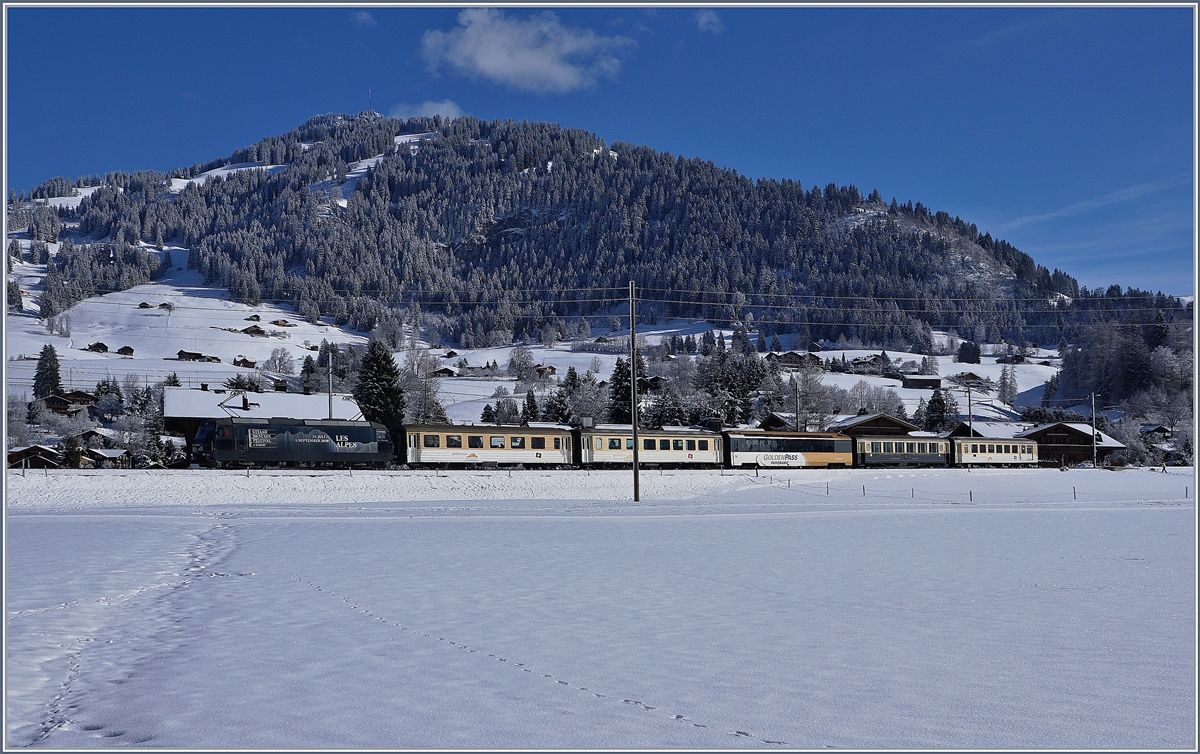 In der Winterlandschaft ist die MOB GDe 4/4 im Gegensatz zu ihrem Zug auf der Fahrt nach Montreux bei Gstaad kaum zu sehen. 

2. Feb. 2018