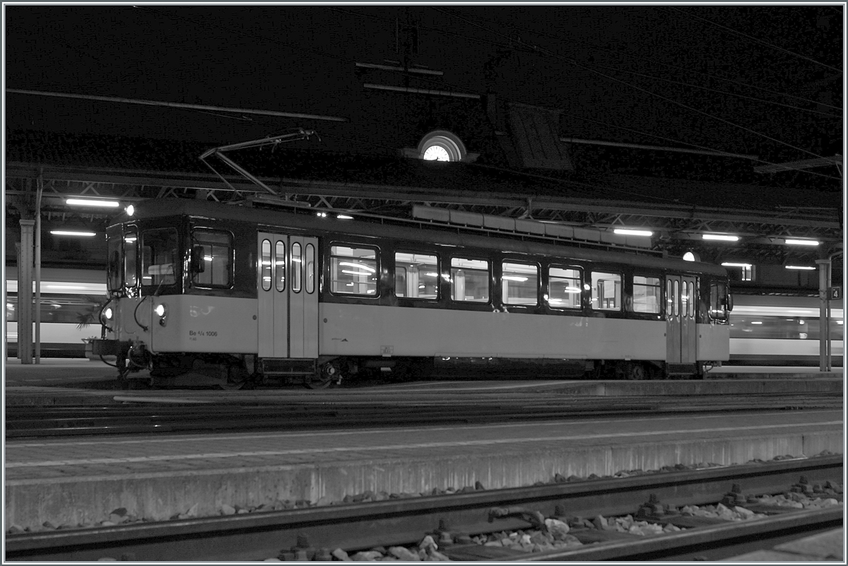 Infolge einer Fahrleitungsstörung zwischen Blonay und Vevey kam ich auf Idee, meine Fahrt zur Arbeit in Fontanivent anzutreten und kam dann zum meiner Überraschung in den Genuss einer Fahrt mit dem ex  Bipperlisi  Be 4/4 1006. Leider reichte die Umsteigezeit nur knapp um ein Bild des Be 4/4 1006 in Montreux zu machen: Der Triebwagen steht in Monteux auf Gleis 4 und wird als Regionalzug 2304 um 6:49 nach Chernex fahren. 

19. Nov. 2020
