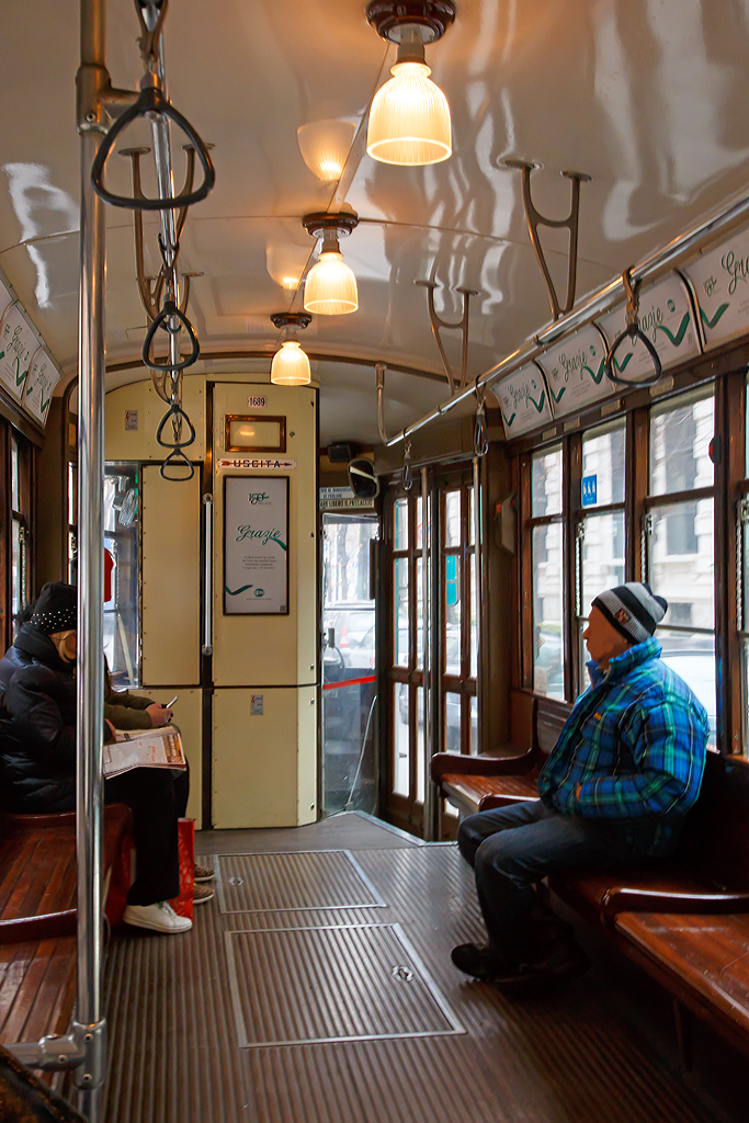 Innenansicht von dem   Ventotto  1689 (ATM-Baureihe 1500), am 28.12.2015 in Mailand.
 
Die Trams der ATM-Baureihe 1500 sind die �ltesten planm��ig eingesetzten Stra�enbahnwagen in Europa.