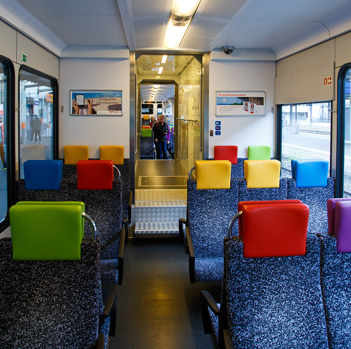 
Innenraum von dem Stadler ET GTW 2/6 - RABe 526 762-0 (RABe 94 85 7526 762-0 CH THB) der Thurbo AG am 18.06.2016 im Bf Schaffhausen. 

Man achte auch aufs das eingerahmte Beiwerk ;-)