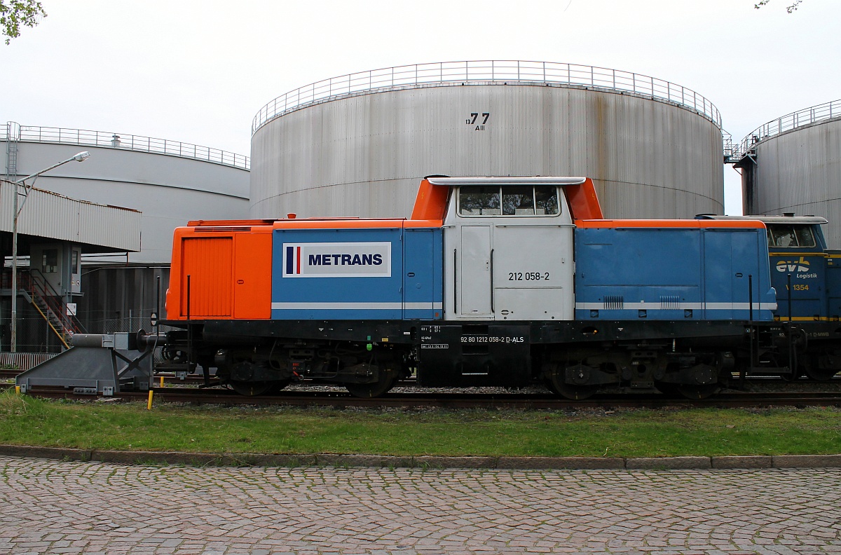 Insolvenzware....die an Alstom zurückgegebene 212 058-2(ex NBE, REV/LS X/04.10.11)wurde an die Metrans/HHLA Gruppe verliehen und steht hier auf ihrem frei zugänglichen Abstellplatz in HH-Dradenau/Waltershof. 09.05.2015