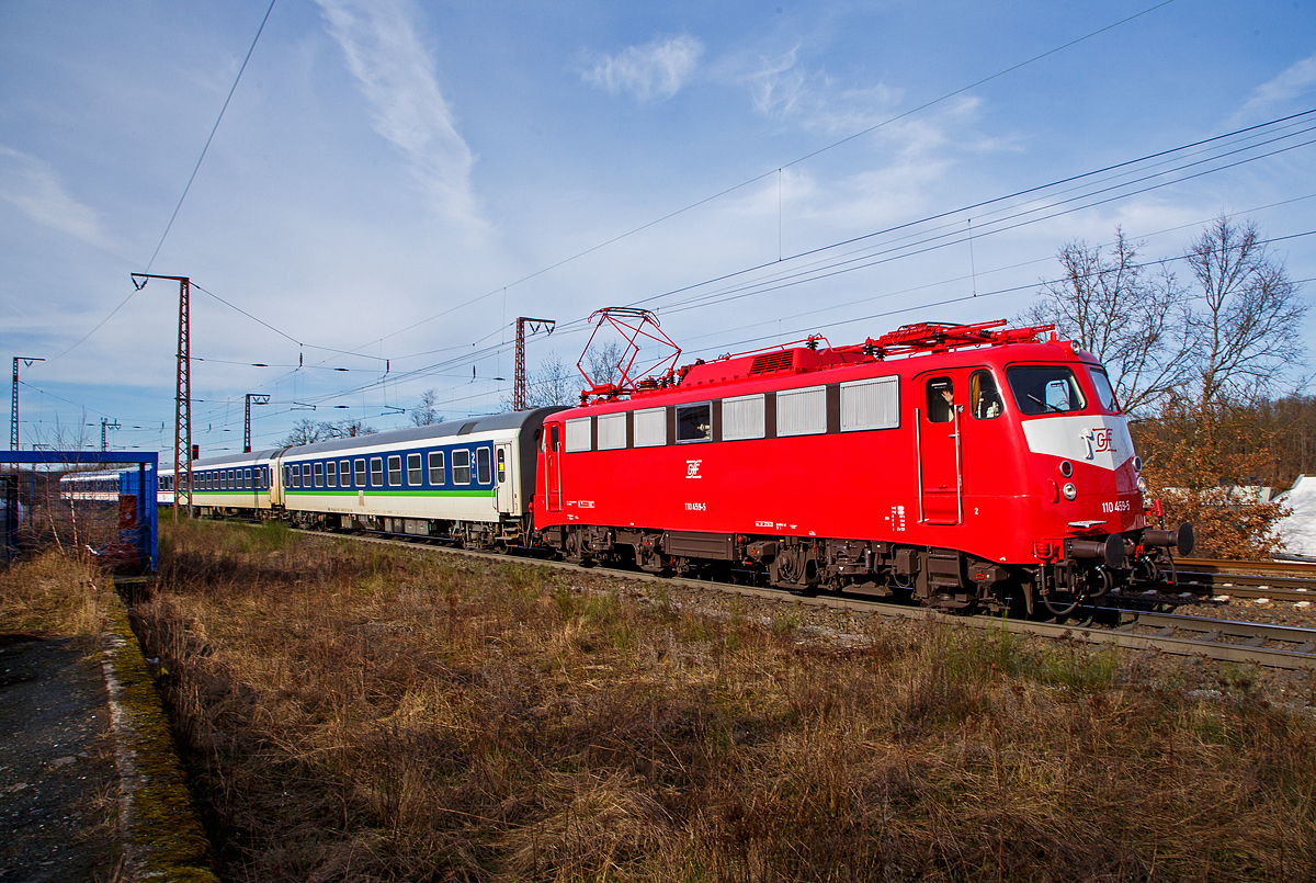 Ja, auch nochmal einen lieben Gruß zurück an den freundlich grüßenden Lokführer....Wobei ich doch sehr von der Fahrt überrascht wurde, da das folgende Vorsignal noch nicht „grün“ war, so war mein Fotopunkt ungeschickt.

In orientrot  mit Latz  die Bügelfalten E 10 GfF 110 459-5 (91 80 6110 459-5 D-GfF) der Gesellschaft für Fahrzeugtechnik mbH (GfE - Gesellschaft für Eisenbahnbetrieb mbH), fährt am 12.02.2022 mit einem leeren n-Wagen-Zug (2. Klasse Nahverkehrswagen) der TRI Train Rental GmbH, durch Rudersdorf (Kr. Siegen) in Richtung Gießen/Frankfurt a.M..

Die Lok wurde 1967 von Krauss-Maffei in München-Allach unter der Fabriknummer 19234 gebaut, die Elektrik ist von SSW (Siemens-Schuckert-Werke, Berlin). Sie wurde als E 10 459 an die Deutsche Bundesbahn geliefert. Mit der Einführung des EDV-Nummernsystems wurde sie zum 01.01.1968 zur DB 110 459-5, im Dezember 2005 ging sie an die DB AutoZug GmbH und wurde so nun zur DB 115 459-0 als solche wurde sie im September 2020 an die GfF  verkauft und auch erst als 91 80 6115 459-0 D-GfF geführt, seit der Revision und Neulackierung in orientroter Farbgebung im Oktober 2021 wird die wieder als 110 459-5 geführt.