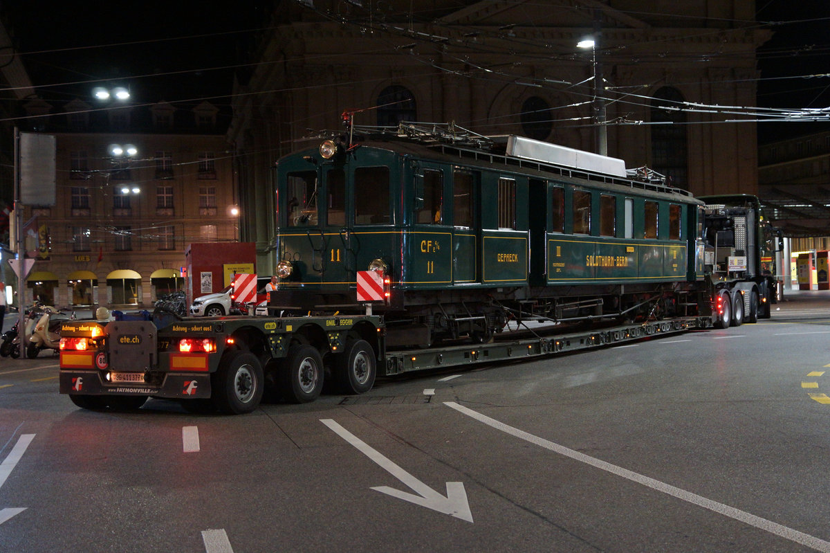 Jahresr�ckblick 2016
von Walter Ruetsch, Riedholz
August
RBS/SZB: 100 Jahre Bahnverbindung Solothurn-Bern
In der Nacht vom  24. Auf den 25. August 2016 wurde der historische Triebwagen CFe 4/4 11 „Hoschtet Schn�gg“ auf der Strasse von B�tterkinden nach Bern transportiert, wo er  w�hrend dem Jubil�umsfest auf dem Bahnhofplatz  vor der Heiliggeist-Kirche an die Endhaltestelle der Anfangszeiten erinnerte.
