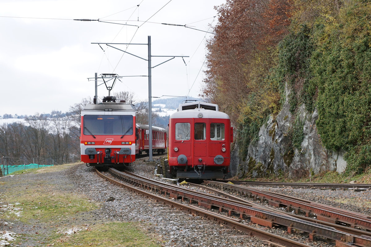 Jahresrückblick 2017
von Walter Ruetsch, Riedholz
DEZEMBER
AB/RHB:  Rorschach Heiden Bahn.
Spektakuläre Zugskreuzung in Wienacht Tobel anlässlich des Weihnachtsmarktes vom 3. Dezember 2017.
