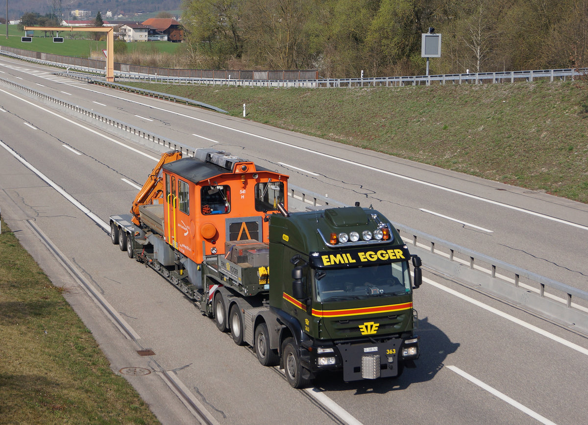 Jahresrückblick 2017
von Walter Ruetsch, Riedholz
MÄRZ
ASm/BTI: Aare Seeland mobil AG.
Am 28. März 2017 wurde der Tm 2/2 541 zwecks Bearbeitung der Radsätze auf der Strasse vom Seeland in den Oberaargau überführt. Für sämtliche Fahrzeuge von der ASm werden diese Arbeiten in dem speziell ausgerüsteten ehemaligen SNB Depot Wiedlisbach ausgeführt. 
