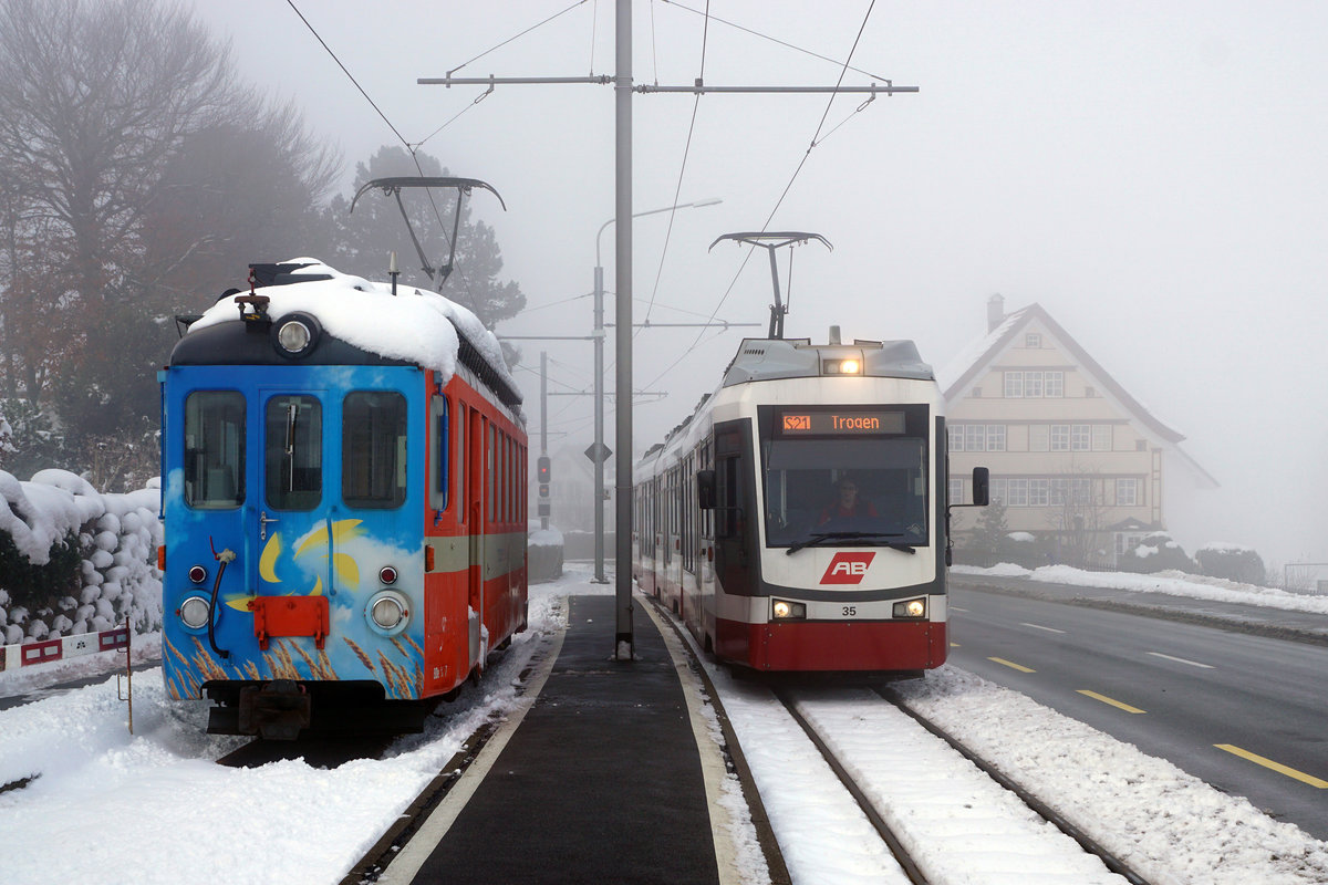 Jahresrückblick 2017
von Walter Ruetsch, Riedholz
MEIN  BESONDERES  BILD.
Zugskreuzung in Bendlehn am 6. Dezember 2017 zwischen der S21 nach Trogen mit dem Be 4/8 35 und dem ausrangierten BDe 4/4 7.

