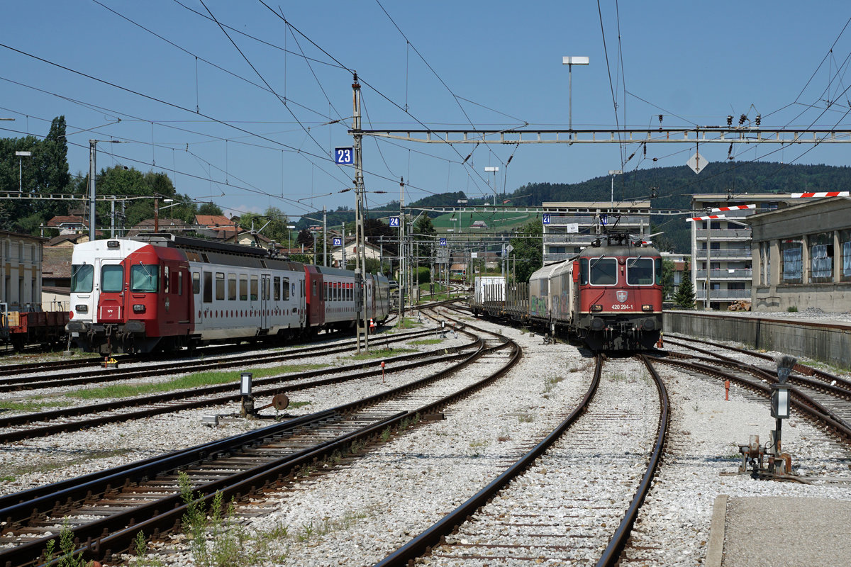 JAHRESR�CKBLICK 2018
von Walter Ruetsch
Serie Nr. 2
Am 31. August 2018 wurde der G�terverkehr in Bulle eingestellt.
Einer der letzten G�terz�ge von SBB CARGO mit der Re 420 294-1 ab Romont bei der Einfahrt in den Bahnhof Bulle am 19. Juli 2018.
