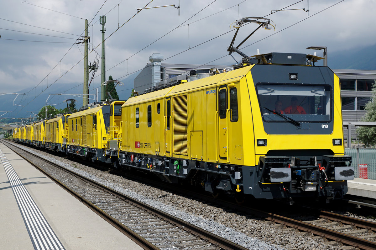 JAHRESR�CKBLICK 2018
von Walter Ruetsch
Serie Nr. 2
Xem 181010 mit sieben weiteren Fahrzeugen des gleichen Typs als Testzug beim Passieren des neuen Bahnhofs Bellach am 14. Juni 2018.
