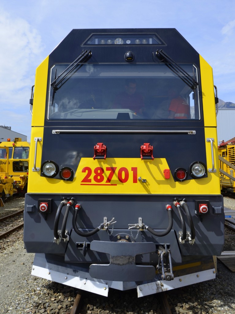 Jubiläum 125 Jahre RhB am 10.05.2014. Hier wurde auch die Gmf 4/4 II 28701 ausgestellt.
Die dieselelektrischen Lokomotiven Gmf 4/4 II 28701 bis 28704 der Rhätischen Bahn (RhB) wurden 2009 bestellt und 2013 in Betrieb genommen. Um im gesamten RhB-Netz einschliesslich der Berninabahn eingesetzt werden zu können, zählten zu den Voraussetzungen die Lauffähigkeit in Bögen ab 45 m Radius und Neigungen bis 70࠰ sowie die Einhaltung einer maximalen Radsatzlast von 16 t. Die Lokomotiven wurden bei der Schalker Eisenhütte konstruiert und endmontiert. 
Der Lokkasten wurde bei der FTD Fahrzeugtechnik Bahnen Dessau in Stahlleichtbauweise geschweisst mit angeklebten GFK-Fronten und Seitenwänden aus Aluminiumwabenplatten. Die Antriebsausrüstung besteht aus einem Dieselmotor 12V 4000 R43L von MTU Friedrichshafen und elektrischer Leistungsübertragung mit den Fahrmotoren des Asiarunner von Siemens Rail Systems. Die Drehgestelle wurden von Prose in Winterthur entwickelt. Die Loks sind vielfachsteuerbar und mit Funkfernsteuerung ausgerüstet. Die Höchstgeschwindigkeit beträgt 100 km/h, die Lokomotiven können jedoch auch bei niedrigen Dauergeschwindigkeiten mit Schneepflügen oder Gleisbauzügen eingesetzt werden.
Die Gmf 4/4 II werden vor schweren Bauzügen und im Winter mit Schneeräumzügen im gesamten RhB-Netz eingesetzt. Sie dienen auch als fahrdrahtunabhängige Reserve und zum Abschleppen havarierter Züge. Da sie keine Planzüge bespannen, sind sie nicht rot lackiert, sondern tragen den gelben Anstrich der RhB-Bahndienstfahrzeuge.(Quelle:Wikipedia)