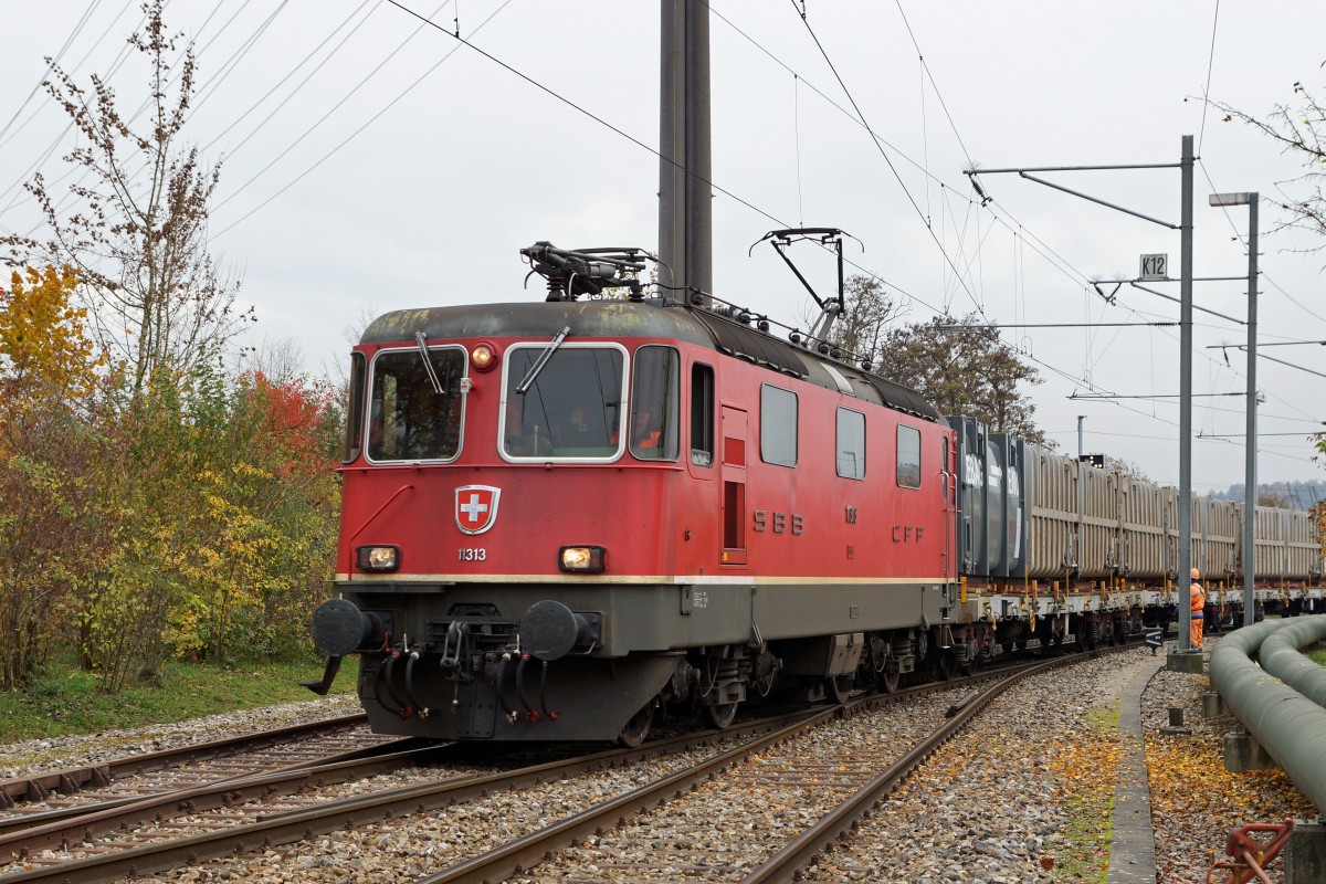 KEBAG AG: Am 3. November 2015 brachte die Streckenlokomotive Re 4/4 11313 die Kehrichtwagen zur Kehrichtverbrennungsanlage in Zuchwil. Mit den grauen Container wird Schlacke ab- sowie den braunen Containern Kehricht zugeführt für die Verbrennung. Das Rangiermanöver sowie der Umlad der Container von den Last- auf die Bahnwagen und umgekehrt wird im Emmenspitz von nur einem Mitarbeiter vorgenommen.
Foto: Walter Ruetsch 