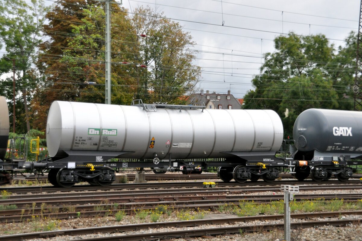Kesselwagen 37 TEN 84 NL-ORME 7846 074-4 Zacns OnRail GmbH, Mettmann, bei der Durchfahrt in Ulm am 17.09.2022.