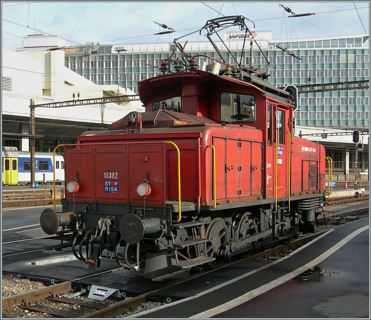 Klein ganz gross: Bildfüllend zeigt sich hier die SBB Ee 3/3 N° 16382.
Lausanne, den 12. Nov. 2006 