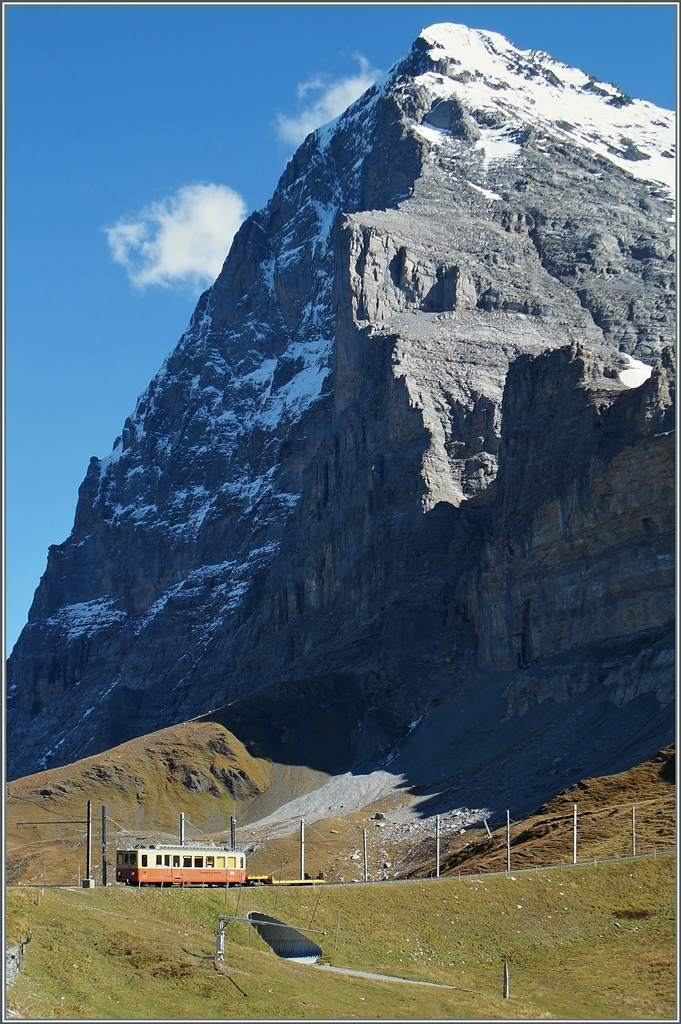 Kleine Bahn vor grossem Berg - und trotzdem hat man es geschafft, eine Bahn aufs Jungfaujoch zu bauen!
Ein JB Dienst Triebwagen zwischen der Keinen Scheidegg und der Station Eigergletscher.
am 9. OKt. 2014