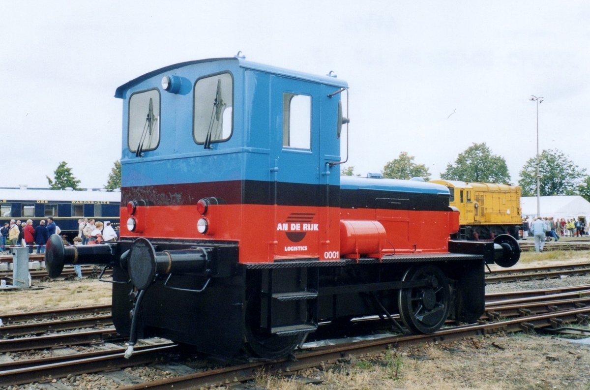 Kleinloklein Jan De Rijk 0001 steht w�hrend ein Ausstellung am 2 Juli 2004 in Roosendaal Goederen. 

Anmerkung:
Eine Deutz vom Typ KS 55 B, Baujahr 1961, Fabriknummer 57440