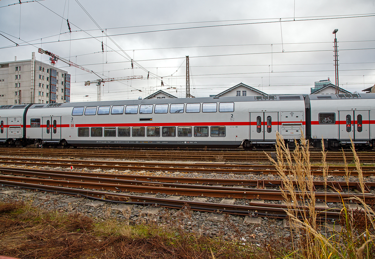 Klimatisierter 2. Klasse IC2-Doppelstock- Reisezugwagen (Twindexx Vario, Mittelwagen), D-DB 50 80 26-81 636-5, der Gattung DBpza 682.4, der DB Fernverkehr AG, am 19.12.2021 im Zugverband abgestellt im Hauptbahnhof Siegen, als Wagen 3 der IC 2 Zuggarnitur 4903.

Der Wagen wurde 2020 von Bombardier G�rlitz gebaut. 

Technische Daten siehe: http://hellertal.startbilder.de/bild/Deutschland~Wagen~Personenwagen/760502/klimatisierter-2-klasse-ic2-doppelstock--reisezugwagen-twindexx.html


