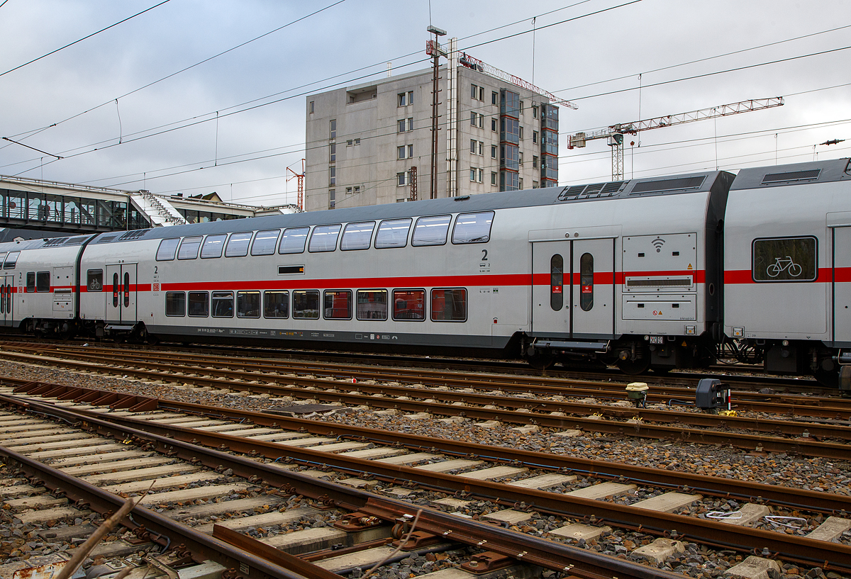 Klimatisierter 2. Klasse IC2-Doppelstock- Reisezugwagen (Twindexx Vario, Mittelwagen), D-DB 50 80 26-81 635-7, der Gattung DBpza 682.4, der DB Fernverkehr AG, am 19.12.2021 im Zugverband abgestellt im Hauptbahnhof Siegen, als Wagen 2 der IC 2 Zuggarnitur 4903.

Der Wagen wurde 2020 von Bombardier G�rlitz gebaut. 

Technische Daten siehe: http://hellertal.startbilder.de/bild/Deutschland~Wagen~Personenwagen/760502/klimatisierter-2-klasse-ic2-doppelstock--reisezugwagen-twindexx.html

