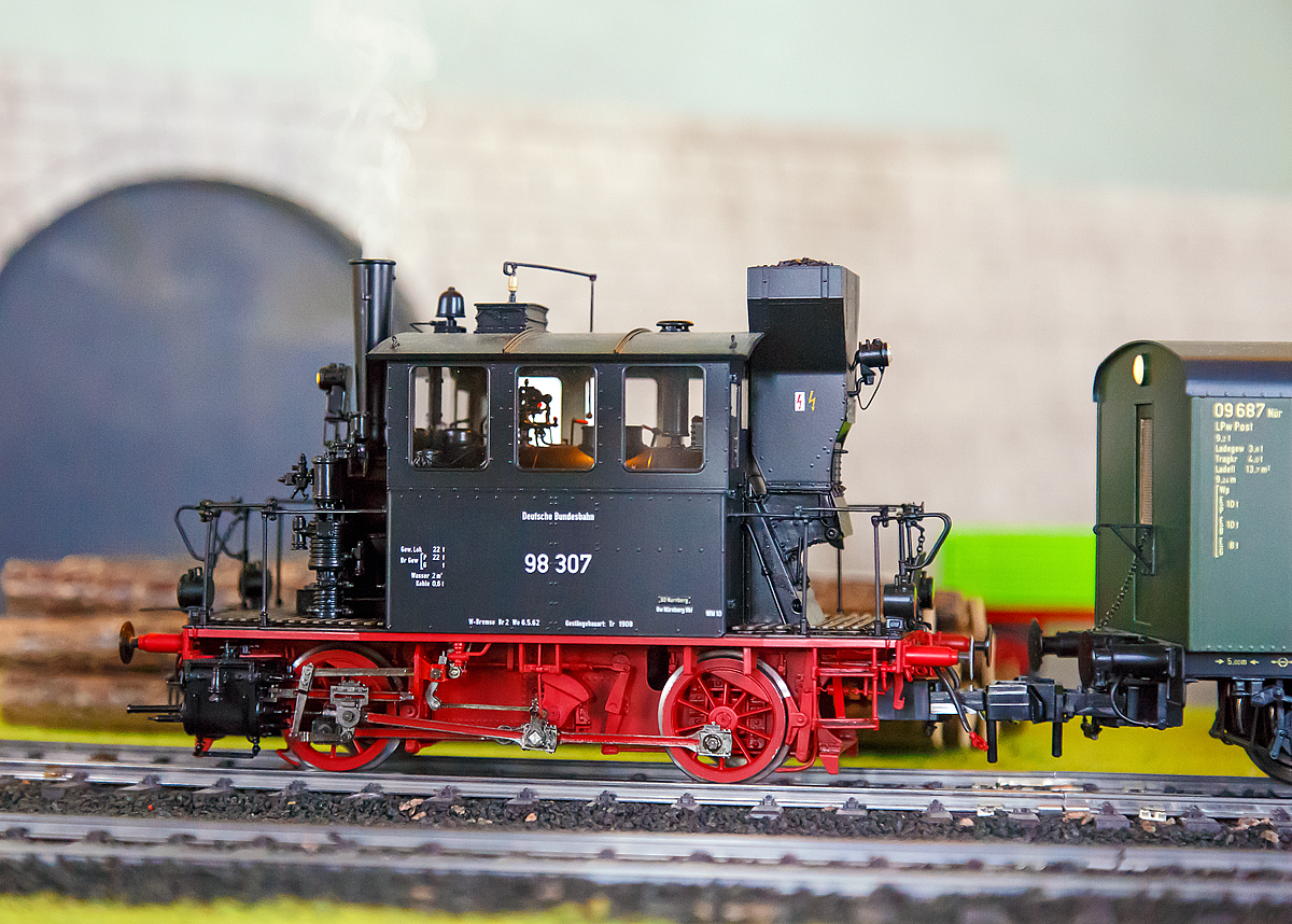 
KM1 (Spur 1) Präzisionsmodell aus Messing und Edelstahl der DB 98 308 , ex DRB 98 307,ex K.Bay.Sts.B. 4529 (Bayrische PtL 2/2 - Der Glaskasten) am 06.05.2018 auf der Spur 1 Bahn im Erlebnisbahnhof Westerwald der Westerwälder Eisenbahnfreunde 44 508 e. V. hier war Museumstag. 

Das Vorbild: Die für den Ein-Mann-Betrieb vorgesehene Dampflokomotive der Gattung PtL2/2 waren leicht, kompakt und vielseitig einsetzbar. Die häufig in Lokalbahnen eingesetzten Lokomotiven waren mit einer halbselbsttätigen Schüttfeuerung ausgestattet. Das Führerhaus umschloß bis auf die Rauchkammer den gesamten Kessel. Diese Eigenart verschaffte ihnen den Namen Glaskasten. Handumläufe sorgten dafür, daß zu beiden Seiten ein gefahrloser Übergang zum Hauptzug möglich war. 

Die PtL 2/2 wurde ursprünglich sowohl bei der K.Bay.Sts.B. als auch in Preußen bei der K.P.E.V. stationiert.