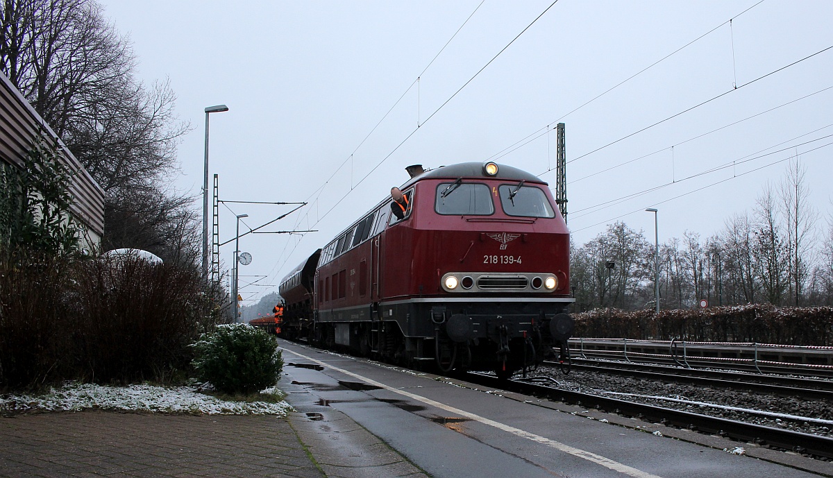 Kniefall vor der ELV 218 139 in Owschlag. 29.12.2020