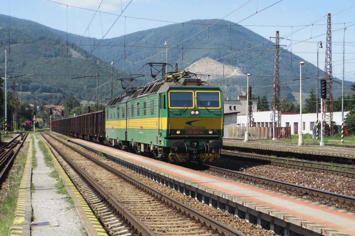 Kohlezug mit 131 061 durchfahrt Vrutký am 25 Augustus 2021. Fans von diese Kraftprötze wird geraten, nach die Strecke Vrutky--Kosice zu gehen. Dort sind die meiste 131er-Einsätze wegen der hugelige Landschaft.