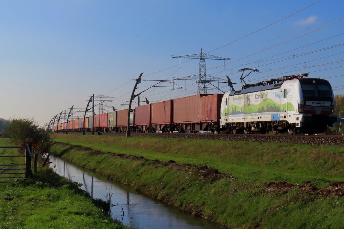 KRE 193 106 zieht am 24 Oktober 2024 ein voller Containerzug durch Angeren an der Betuwelinie. Ab 1 November 2024 ist die deutsche Anschlussstrecke Emmerich-Oberhausen f�r 80 Wochen gesamt oder teilweise gesperrt. Gleichzeitig soll in die Niederlande der Verl�ngerung der Autobahn A15 ab valburg bis an die Deutsche Grenze durchgezogen werden, wass leider voraussichtlich der Zerst�rung dieses Fotopunkt bei Angeren bezeichnen soll.